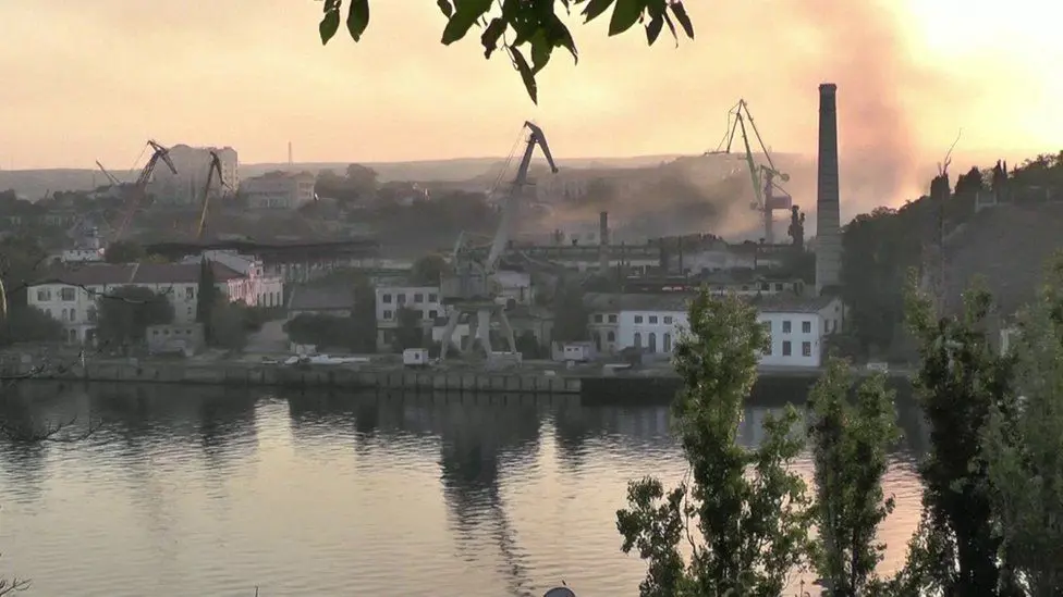 На следующее утро после нападения в воздухе витал дым. на Севастопольском судостроительном заводе