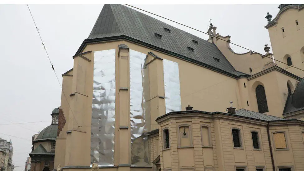 Во Львове исторические здания пришлось заколачивать, чтобы защитить их. их от бомбардировок