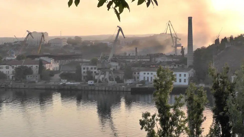 Дым поднимается над верфью в контролируемом россией крымском порту Севастополь