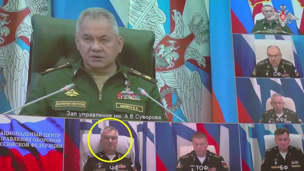 Кадр из видеозаписи показывает видеосвязь с министром обороны Сергеем Шойгу на большом экране и Виктор Соколов непосредственно под ним