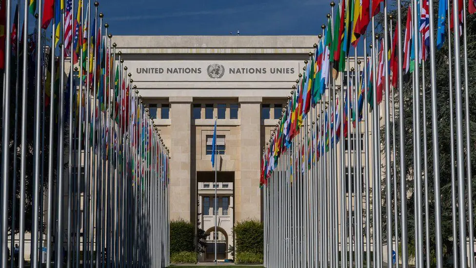 Аллея флагов в штаб-квартире ООН в Женеве, где заседает Совет по правам человека
