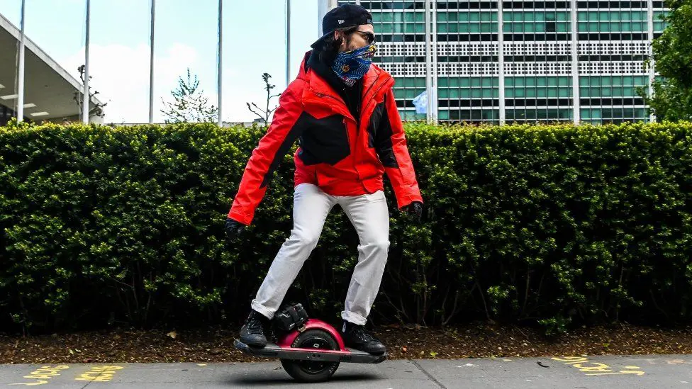 Все электроскейтборды Onewheel отзываются по всему миру после четырех смертей 1 Электрический скейтборд Onewheel — скейтборд с одним колесом посередине. Человек стоит по обе стороны колеса для баланса.