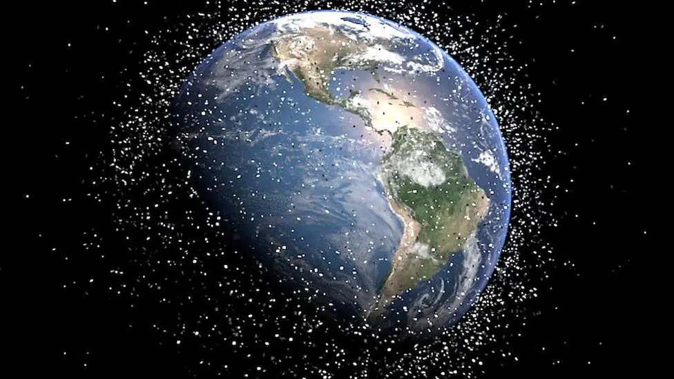 Изображение Земли, показывающее окружающие ее обломки