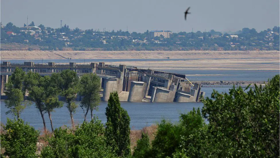 Новокаховская плотина в Херсоне обрушилась, вызвав наводнение на юге Украины