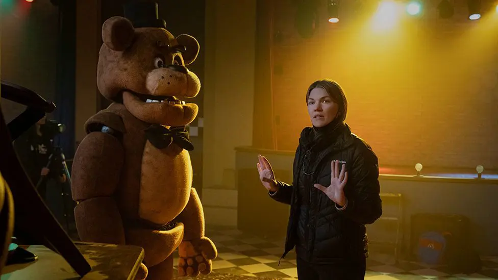 Фильм FNaF: Сможет ли Five Nights at Freddy's оправдать шумиху? 2 Директор Эмма Тамми рассказала Newsbeat, что она быстро согласилась на работу в FNaF, несмотря на связанное с ней давление