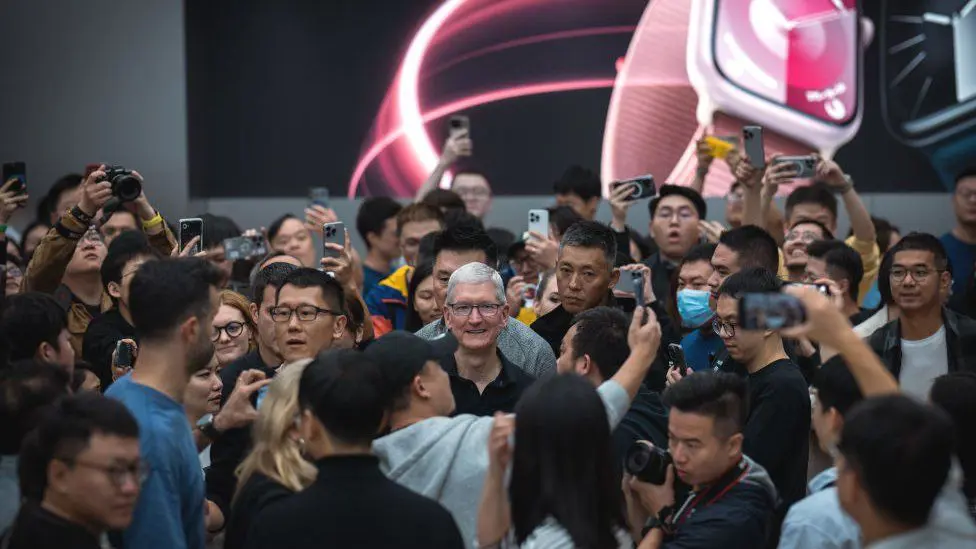 Тим Кук (в центре) подвергся толпе во время посещения магазина Apple в Чэнду, Китай