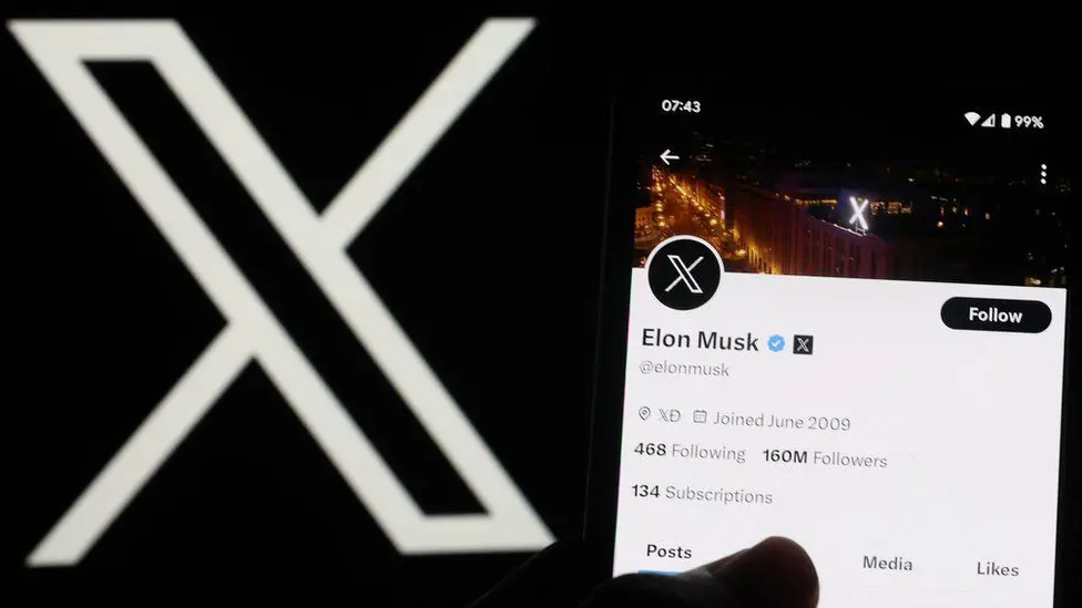 Аккаунт Илона Маска в Twitter X отображается на смартфоне.