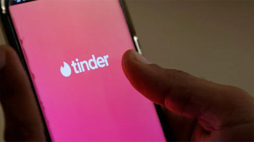 Телефон с логотипом Tinder