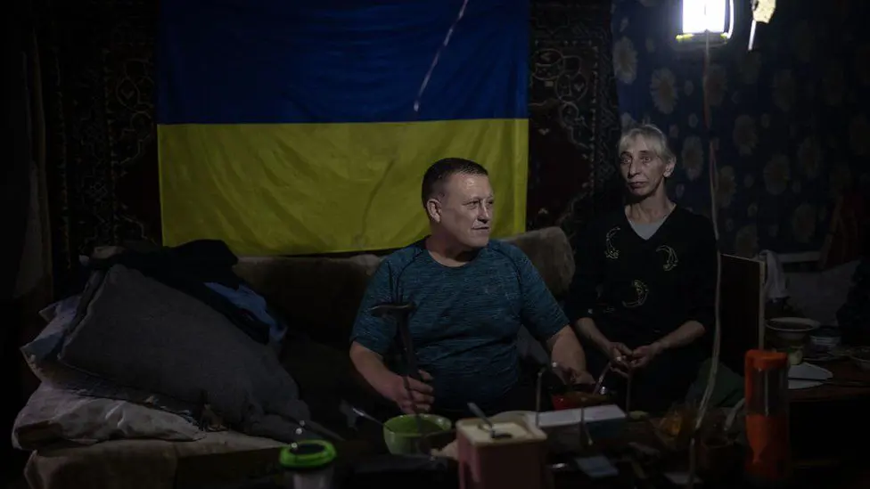 Война в Украине: мирные жители Авдеевки цепляются на фоне российского нападения 3 В Авдеевке осталось чуть более 1000 мирных жителей, из довоенной численности населения более более 30 000