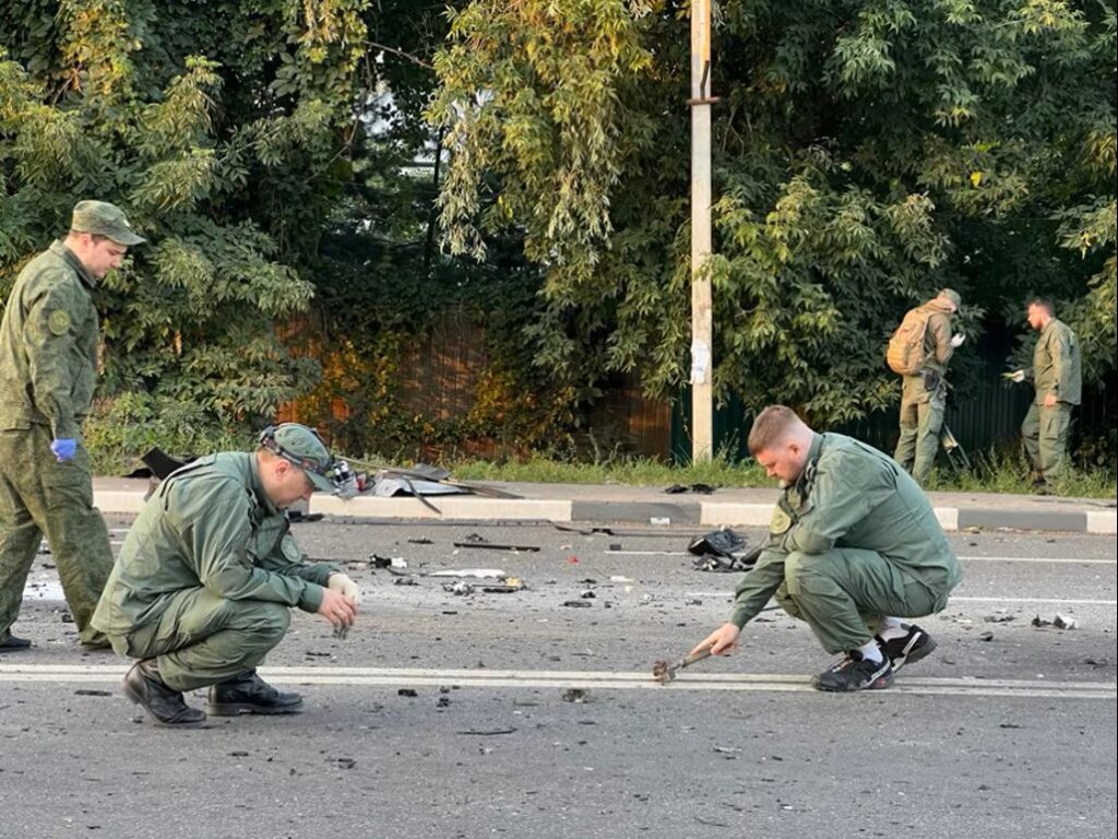 Украинские агенты СБУ со связями в ЦРУ ведут теневую войну против россии 4 Российские власти осматривают место происшествия после взрыва автомобиля, в результате которого погибла Дугина в 2022 году