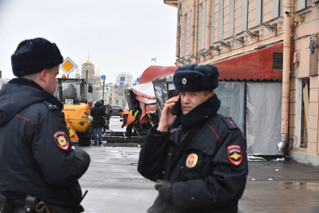 Рабочие убирают завалы после взрыва в кафе в Санкт-Петербурге