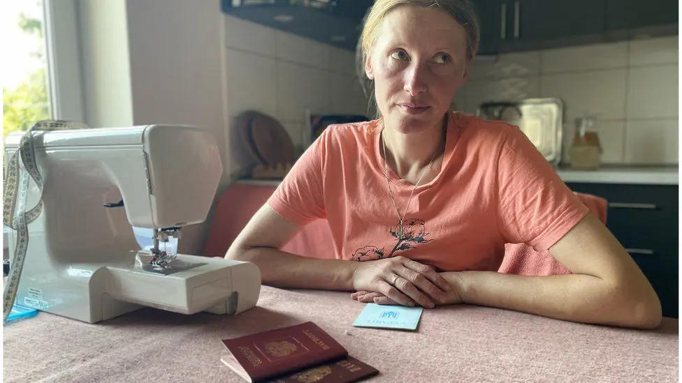 Война в Украине: Россияне борются за украинский паспорт 1 Будучи законной россиянкой, Галина говорит, что не может устроиться на работу и боится, что ее банковский счет может пострадать. заблокировать