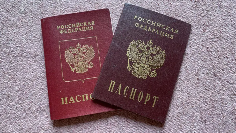Россияне, желающие сдать свои паспорта, должны физически сдать их в посольстве или консульстве