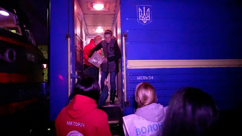 Война в Украине: нападения россии вынуждают эвакуировать детей 1 Сотрудники гуманитарных организаций приветствовали семьи, которым было приказано покинуть свои дома вблизи линии фронта