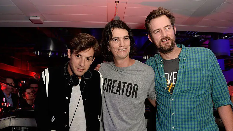 How WeWork’s founder flew too close to the sun 3 Адам Нейман, на фото с диджеем Марком Ронсоном (слева) и креативным директором WeWork Мигелем Маккелви на вечеринке, посвященной презентации компании в Лондоне, ноябрь 2015 г.