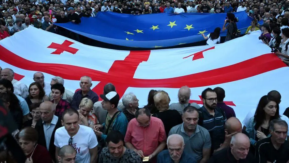 Большинство грузин поддерживают вступление в ЕС, но их правительство считается все более пророссийским