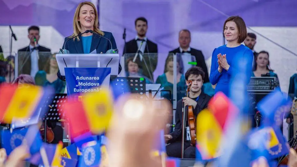 Президент Молдовы Майя Санду (справа) заявила, что среда стала важным днем ​​для будущего Молдовы (архивное изображение)