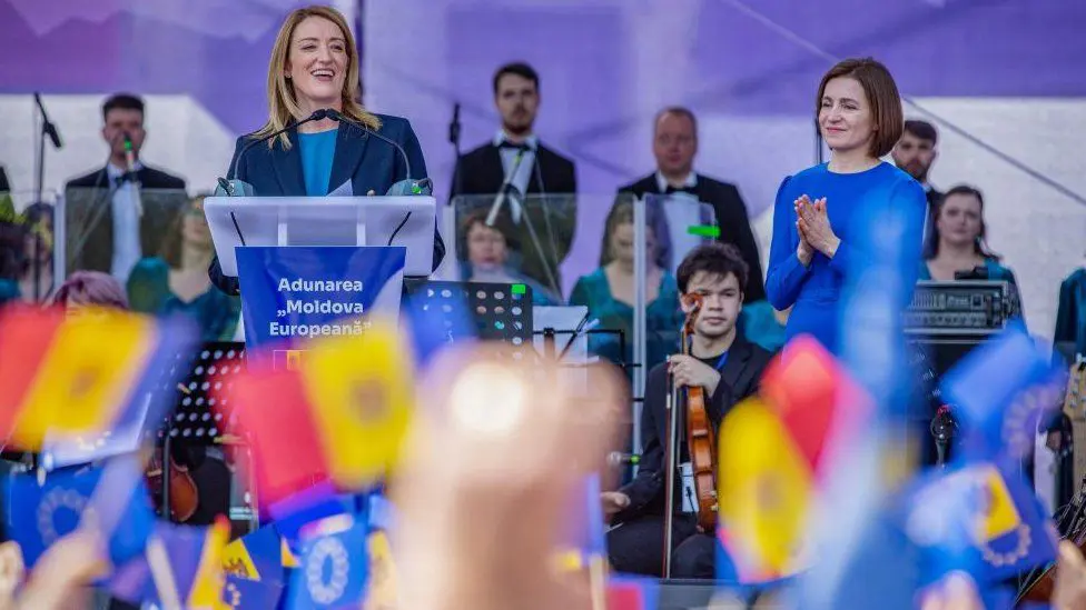 Украина получает поддержку Европейской комиссии для переговоров о членстве Украины 3 Президент Молдовы Майя Санду (справа) заявила, что среда стала важным днем для будущего Молдовы (архивное изображение)