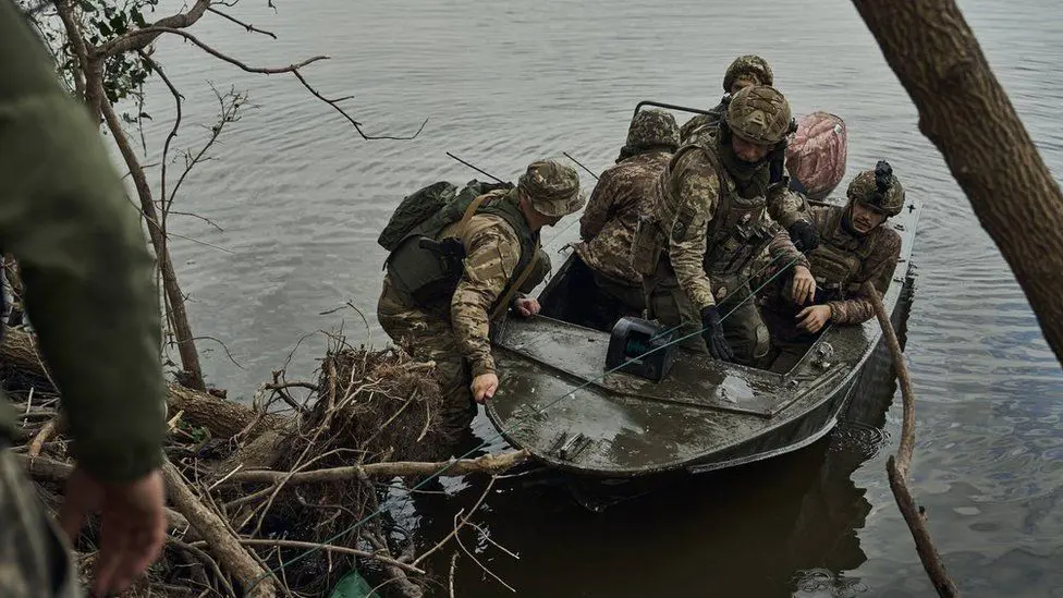Президент Украины опубликовал фотографии украинских морских пехотинцев, заявив, что они продвигаются вперед по левому берегу Днепра