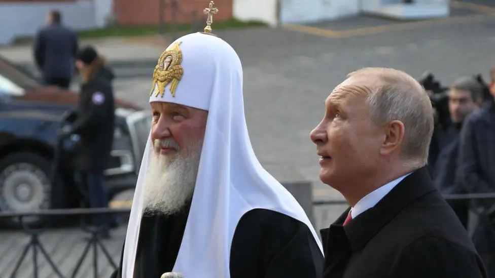 Патриарх Кирилл (слева) высказался против абортов