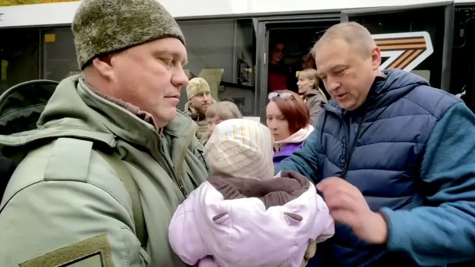 Депутат российского парламента Игорь Кастюкевич (слева) организовал погрузку детей в автобусы