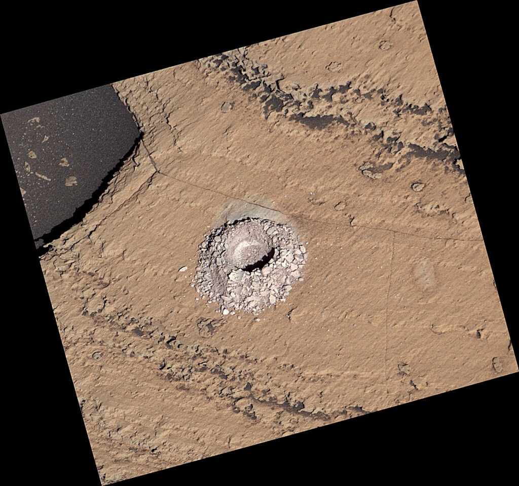 Curiosity снимает "Секвойю" с помощью маска-камеры: 17 октября 2023 г., на 3980-й марсианский день (сол), марсоход Curiosity использовал сверло на конце роботизированной руки для сбора образца с камня, получившего название "Секвойя". Это изображение было получено с помощью камеры Mastcam ровера.