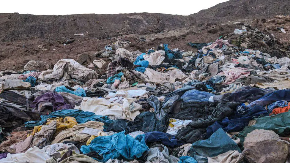 Большое количество использованной одежды было сброшено на севере Чили