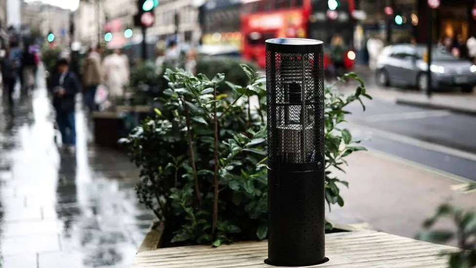 Мониторы качества воздуха, такие как этот на Риджент-стрит в Лондоне, теперь разбросаны по городам и поселкам Великобритании