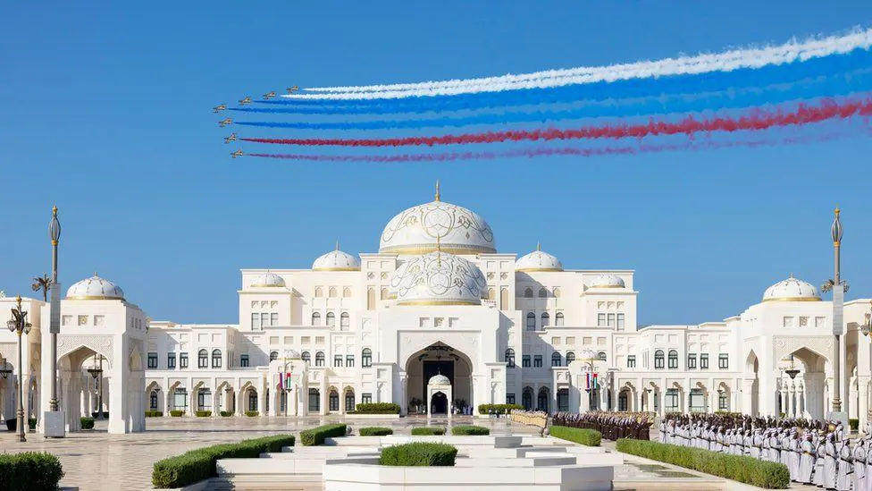 Воздушно-пилотажная группа в ОАЭ выполняет облет под руководством президента россии путина. прибывает