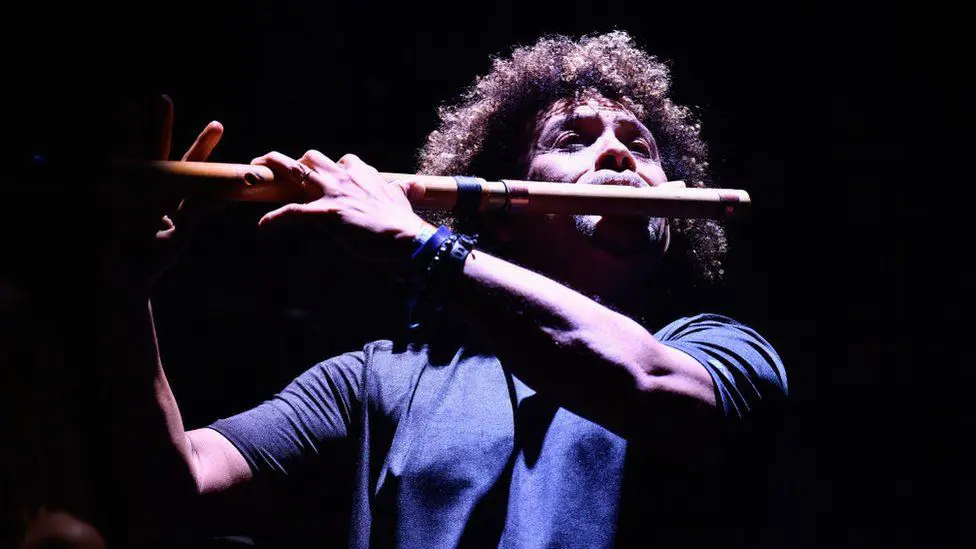 Он вернулся: член оркестра Педро Эсташ, теперь известный в Интернете как «Флейтист», вернется в этом году (на фото с музыкального фестиваля Coachella)