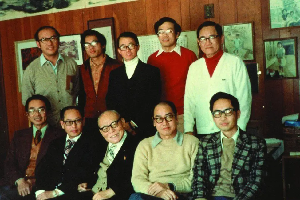 Ши Чин-тай (второй слева сзади) вместе с другими инженерами в 1977 году, вскоре после возвращения на Тайвань