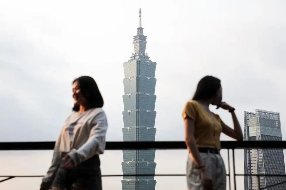Тайбэй 101 возвышается над богатой столицей острова