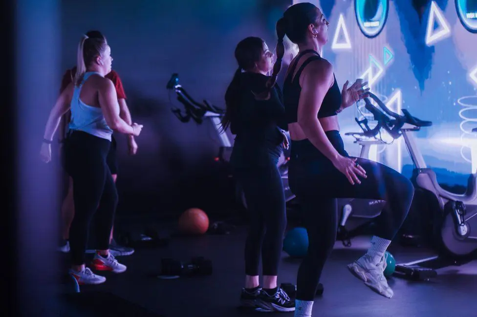 Lumin Fitness сочетает в себе работу тренеров с искусственным интеллектом и групповые занятия