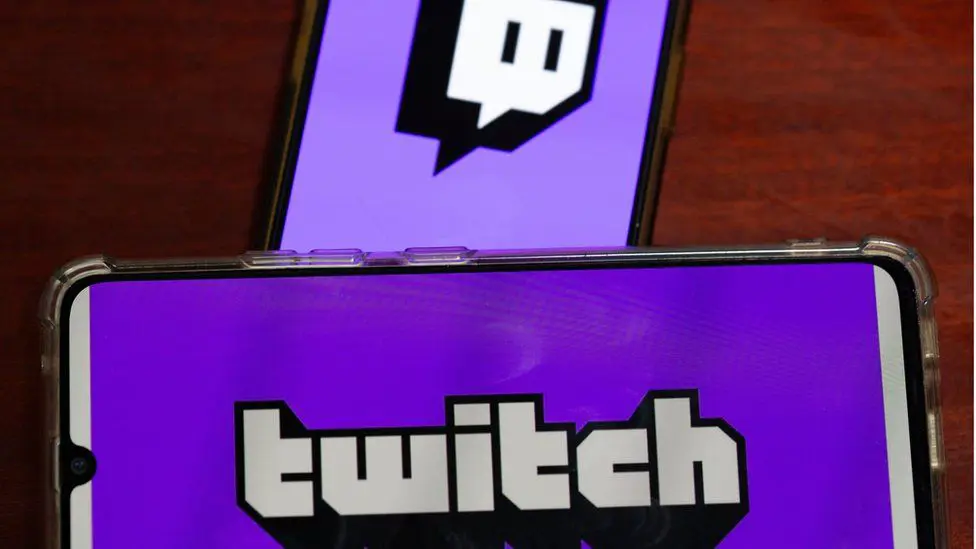 Логотип Twitch на экране телефона