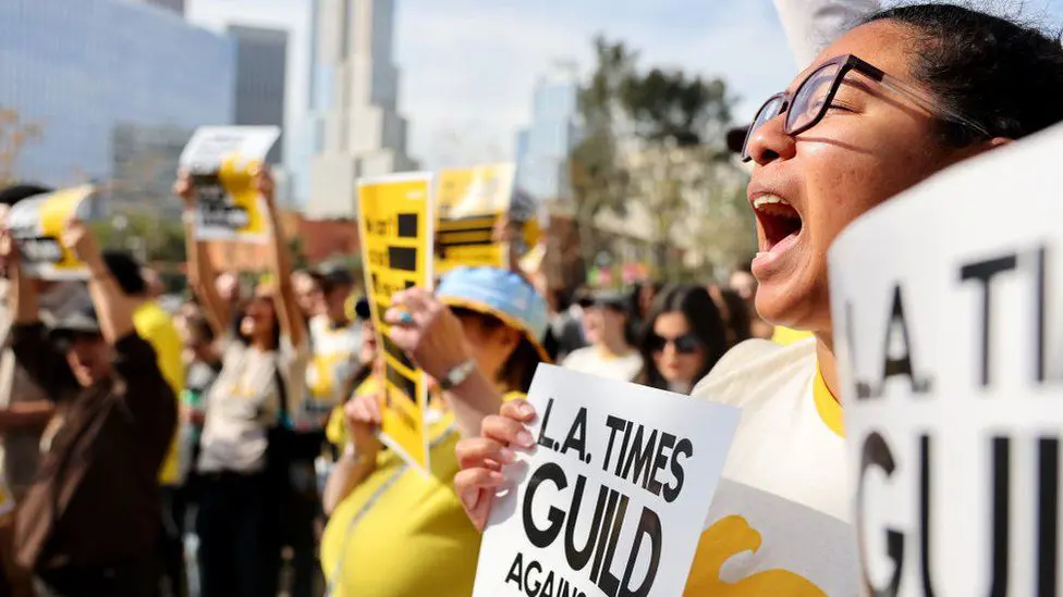 Члены Гильдии Los Angeles Times митингуют возле мэрии против «значительных» предстоящих увольнений в газете Los Angeles Times во время однодневной забастовки