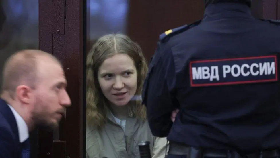 Дарья Трепова: россиянку приговорили к 27 годам тюрьмы за взрыв в кафе 1 Трепова сказала, что, по ее мнению, статуэтка, убившая Татарского, содержала подслушивающее устройство, а не бомбу