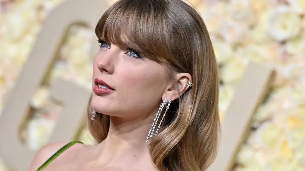 Тейлор Свифт присутствует на 81-й ежегодной церемонии вручения премии «Золотой глобус» в отеле Beverly Hilton 7 января 2024 года в Беверли-Хиллз, Калифорния.