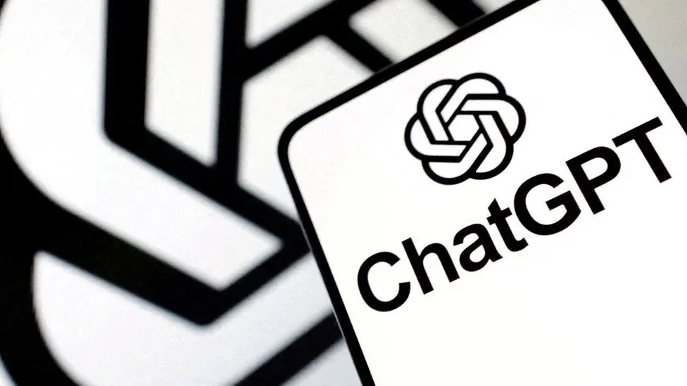 Логотип ChatGPT на экране телефона