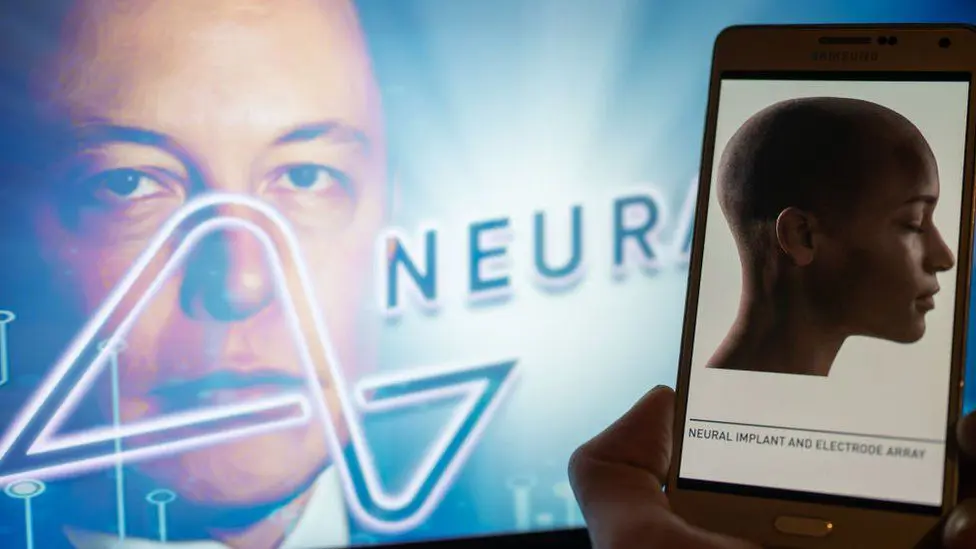 Логотип Neuralink отображается на мобильном телефоне, а основатель Илон Маск на экране на заднем плане в Брюсселе, 4 декабря 2022 года.