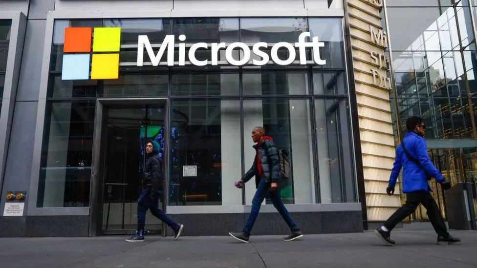Люди проходят мимо офиса Microsoft