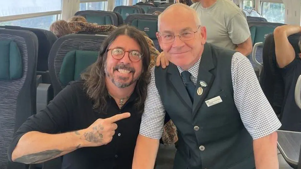 Фронтмен Foo Fighters Дэйв Грол и сотрудник железной дороги Брендан Кроппер по дороге на Гластонбери 2023