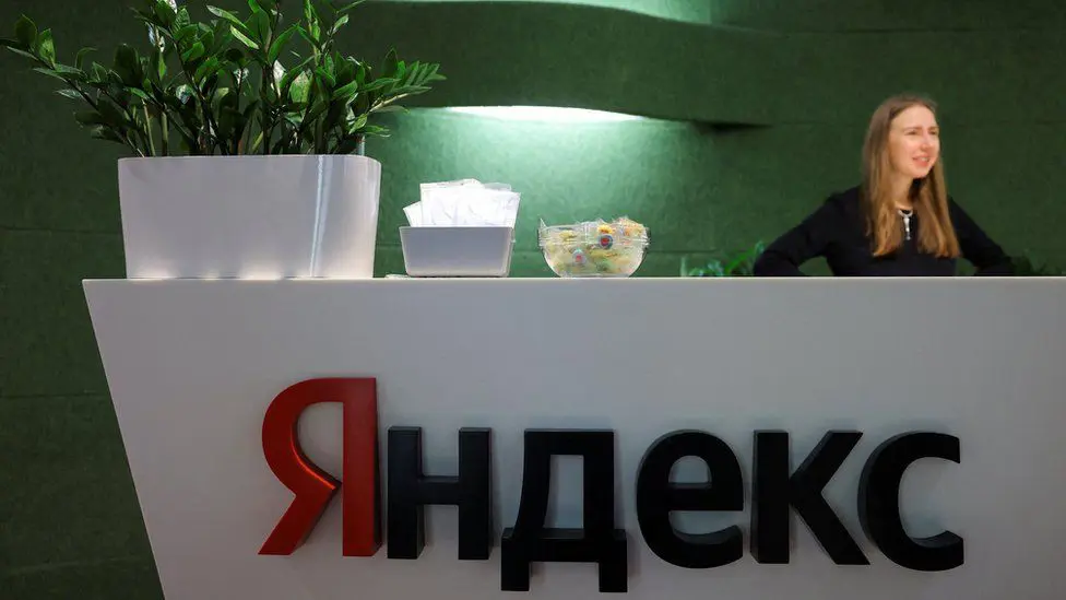 Логотип российского технологического гиганта Яндекс выставлен в штаб-квартире компании в Москве