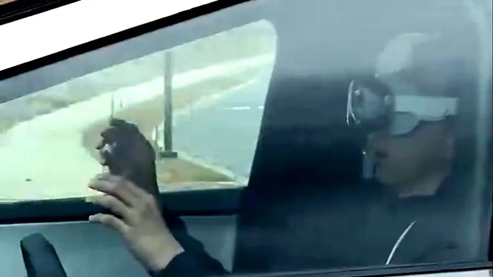 Это видео пользователя в машине было опубликовано министром транспорта США Питом Буттиджичем