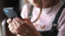 Трехлетние дети воспитываются онлайн, предупреждает благотворительная организация