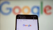 Google обвиняют в том, что она усложняет поиск конкурентов