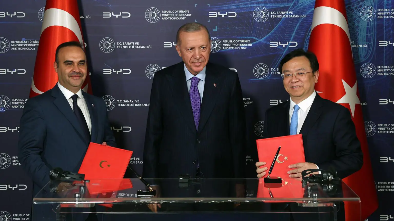 Китайский конкурент Tesla, компания BYD, подписывает сделку по заводу в Турции на сумму 1 миллиард долларов 2 Сделка была подписана на мероприятии, на котором присутствовали президент Реджеп Тайип Эрдоган и исполнительный директор BYD Ван Чуанфу
