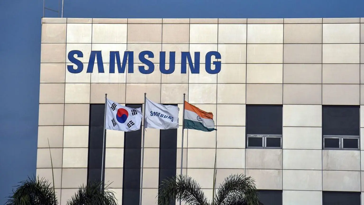 Почему сотни рабочих Samsung протестуют в Индии 2 Завод в Ченнаи приносит около 4 млрд долларов в годовой доход Samsung в Индии, составляющий 12 млрд долларов