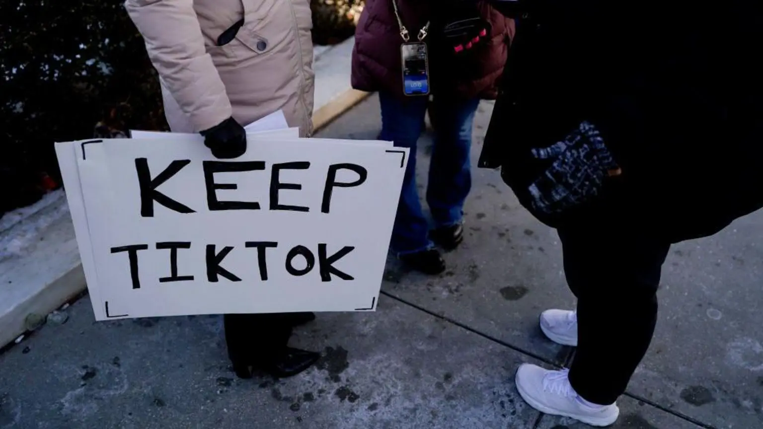 Пользователи TikTok устремляются в китайское приложение RedNote из-за надвигающегося запрета в США 2 Предлагаемый запрет TikTok потребует от магазинов приложений прекратить предлагать приложение, что со временем может его уничтожить
