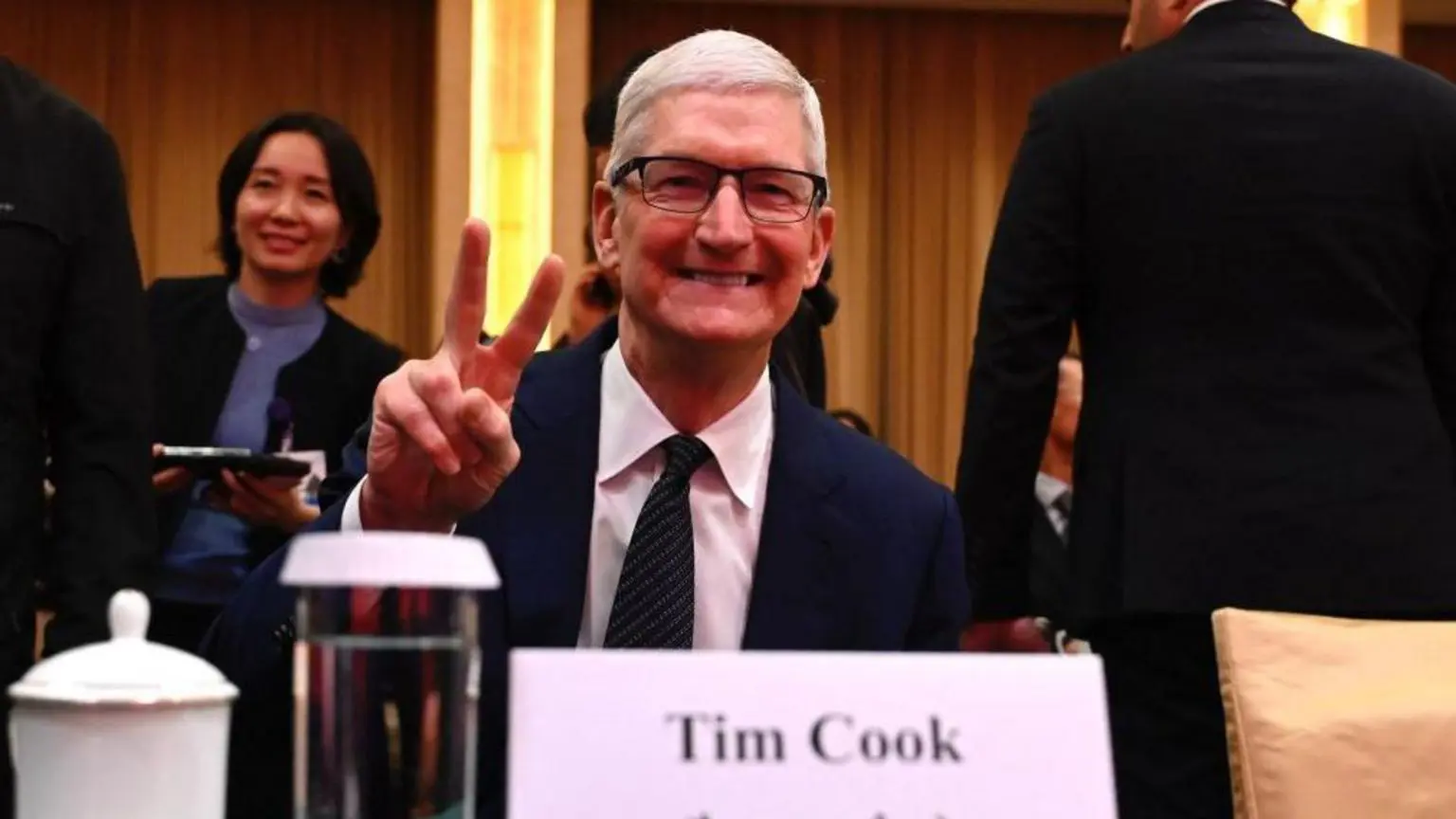Разработано в США, сделано в Китае: почему Apple застряла 3 Более счастливые дни: генеральный директор Apple Тим Кук на конференции в Пекине. Кук посетил Китай и несколько раз встречался с председателем Си Цзиньпином