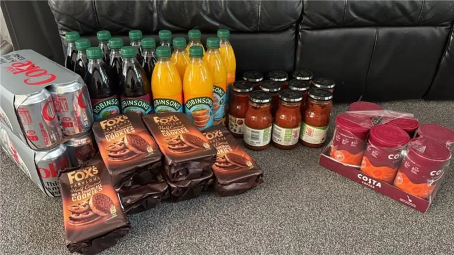 Co-op по ошибке раздает бесплатный соус для пасты и кофе 3 Салли Мари смогла купить шесть пачек шоколадного печенья Fox's, покрытого наполовину, десять банок томатного соуса Loyd Grossman и соуса для пасты с базиликом, 15 бутылок кабачков Robinson's и две упаковки по восемь штук Diet Coke в своем заказе Deliveroo в четверг.